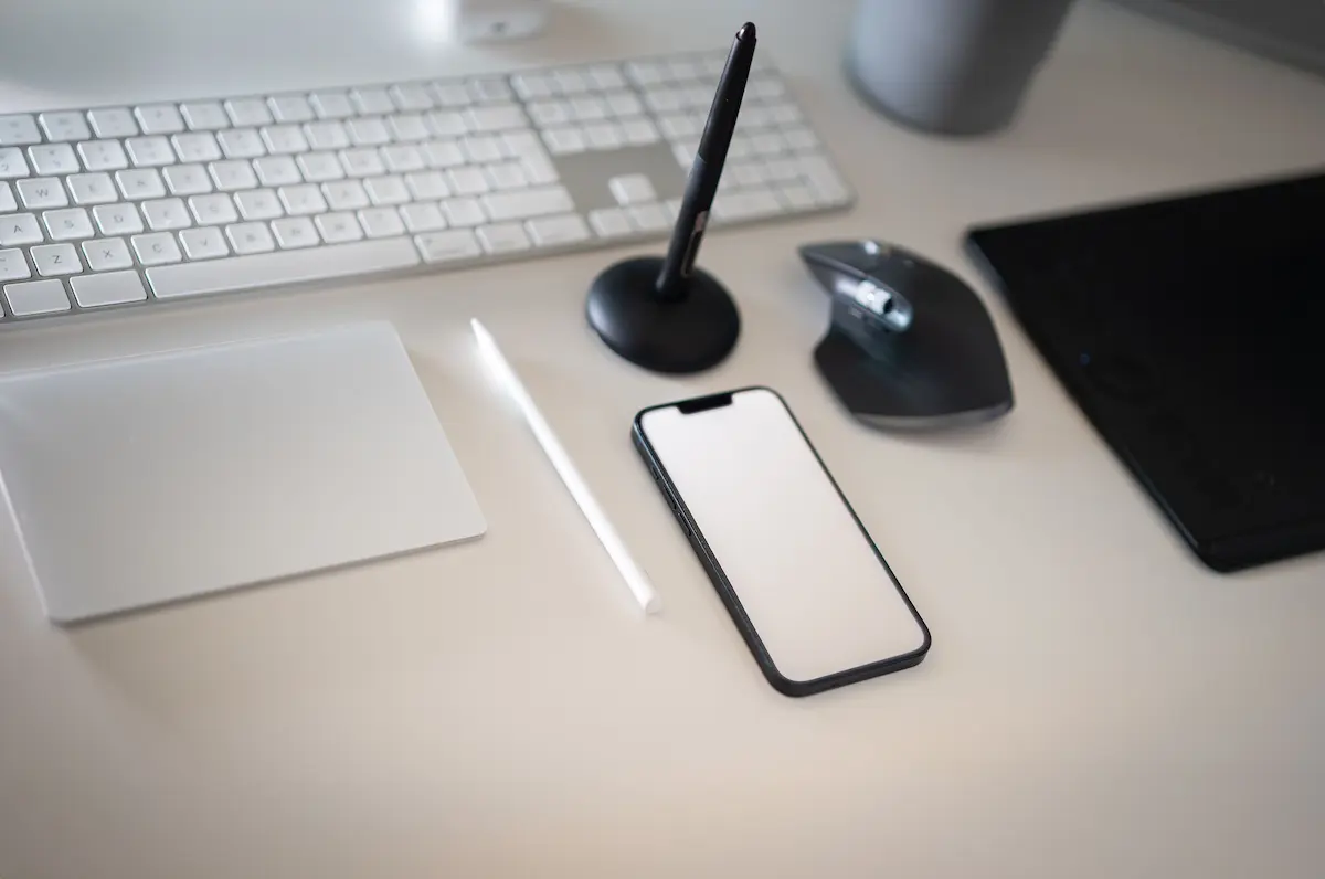 Diseño de marca en mesa de trabajo — Colmena X